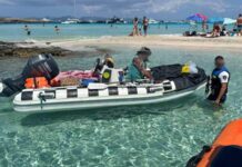 La Policía Local de Formentera denuncia a un vendedor ambulante por vender bebidas alcohólicas desde una lancha en ses Illetes Vendedor sancionado en ses Illetes