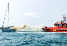 Los Bomberos de Formentera y la Policía Local actúan en el incendio de un velero en la costa de ses Illetes Conato de incendio en un velero en la zona de Illetes