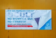 Formentera se adhiere a la campaña de la Fundación Rana para prevenir el abuso sexual infantil y adolescente en la isla Pancarta ubicada en las pistas del Polideportivo Antoni Blanc