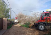 Los bomberos actúan en distintas incidencias ocasionadas por la tormenta Harry