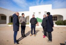 Firmado el convenio para garantizar la calidad arquitectónica del futuro Centro Cultural Multifuncional de Sant Ferran Reunión celebrada en Sant Ferran
