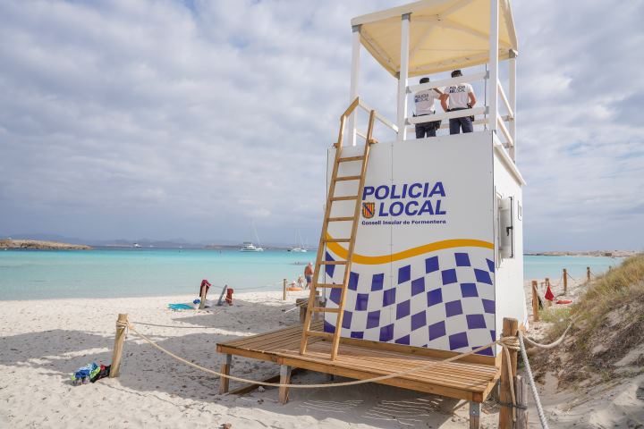 Puesto de la Policía local en la playa de ses Illetes