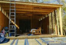 Actuación contra unas construcciones de madera contrarias a la ordenanza en Es Cap después de una orden de demolición