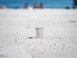 Formentera reparte 3.000 ceniceros portátiles para evitar colillas en las playas Ceniceros de playa
