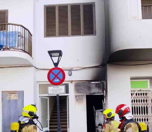 Bomberos de Formentera intervienen en un incendio en una sala de contadores de Sant Ferran
