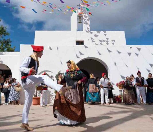 La Mola se vuelca con la celebración de la Virgen del Pilar