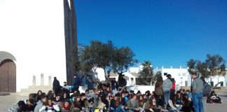 Estudiantes del Marc Ferrer se manifiestan en silencio contra la Lomce