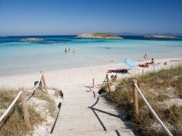 El Plan para la nueva normalidad establece las medidas para garantizar la seguridad y prevenir riesgos de contagio a partir de hoy playa Illetes