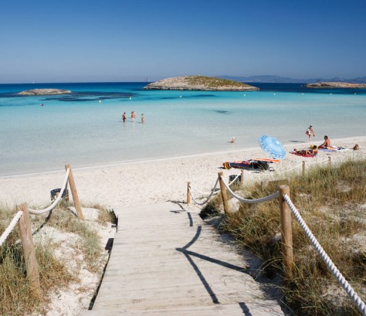 El Govern culmina la revisión de las instalaciones de temporada de Formentera y fija las ocupaciones autorizadas para 2026-2029 playa Illetes