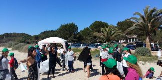 Trobada de voluntaris per netejar la platja de Llevant