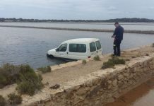 Un cotxe de l’empresa Tragsa cau dins un estany del camí del Parc Natural