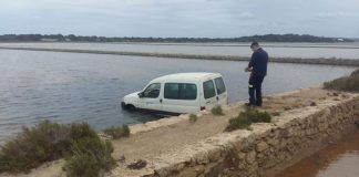 Un cotxe de l’empresa Tragsa cau dins un estany del camí del Parc Natural