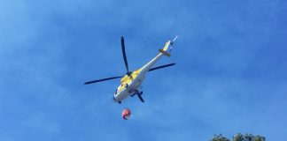 Continúan las labores para declarar extinguido el incendio de la nave industrial en Formentera