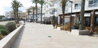 Un turista se precipita desde un balcón en Es Pujols