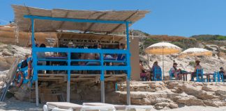 Costas otorga el título de concesión para la explotación de ocho quioscos y dos escuelas de vela en las playas de Formentera