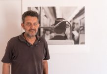 «Darrere vostre», la vida cotidiana de espaldas y en blanco y negro