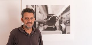 «Darrere vostre», la vida cotidiana de espaldas y en blanco y negro