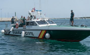 Localizados ocho migrantes en una playa de Formentera Guardia Civil del mar