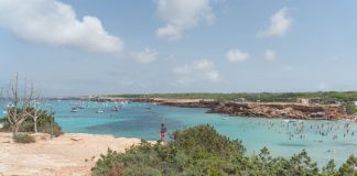 Rescatadas nueve personas del hundimiento de una embarcación cerca de Cala Saona