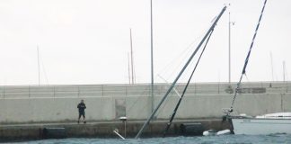S’enfonsa un veler dins del Port de La Savina a causa del temporal