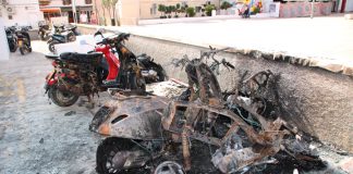 Es cremen diverses motos a la plaça d’Europa des Pujols