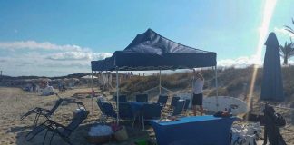 Formentera retira dos instalaciones no autorizadas en la playa de Illetes