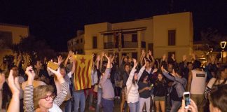 150 persones es manifesten a Formentera per la democràcia