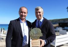 Formentera entrega un regal institucional a l’Athletic Club