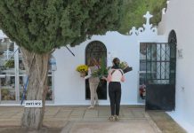 Tareas de limpieza y acondicionamiento en el cementerio municipal en vísperas de la festividad de Tots Sants