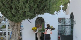 Tareas de limpieza y acondicionamiento en el cementerio municipal en vísperas de la festividad de Tots Sants