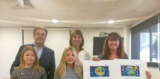 Kiara Berazategui y Agnès Escandell reciben el premio de dibujo infantil de Aqualia