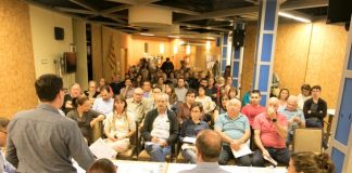 Los vecinos de Sant Ferran reciben de primera mano la información sobre las reformas en su núcleo urbano