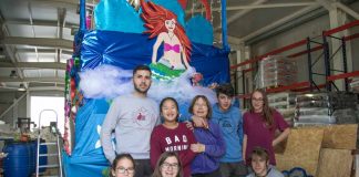 Los pajes de los Reyes Magos ultiman las carrozas