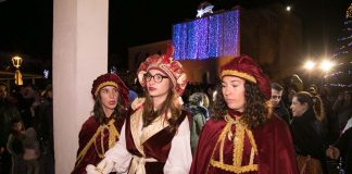 Los pajes reales visitan los clubes de mayores