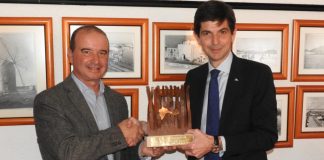 Comida de hermandad y regalo institucional al Deportivo Alavés