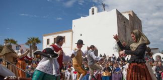 El folclore balear llega a la plaza de Sant Francesc