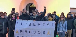 Una seixantena de persones donen suport al poble de Catalunya