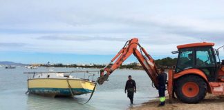 Retiran una embarcación abandonada en el Estany des Peix