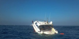 Una llanxa de 16 metres s’enfonsa as Freus