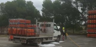 Els bombers participen en un simulacre al magatzem de gas de Formentera