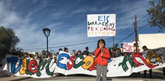 Unes 200 persones exigeixen la construció del nou col·legi de Sant Ferran