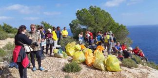 40 personas recogen más de 500 kilos de basura en la zonas de s’Estufador y cala Codolar
