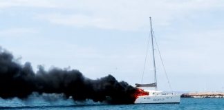 Se quema un barco en Illetes