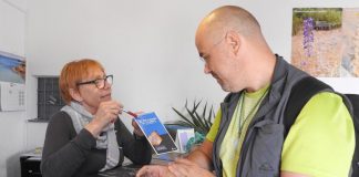 La campaña informativa de la zona azul llega a los turistas