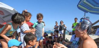 Los alumnos de la Escola d’Estiu participan en una jornada de retirada de microplásticos