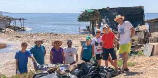 El calor no hace mella en el voluntariado para recoger residuos de las playas
