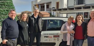 Empresarios de Formentera donan un turismo a la AECC de la isla