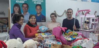 La Asociación Reis Mags recibe los juguetes recolectados en la sede del PP