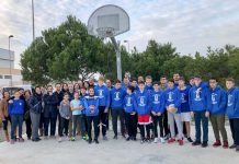 Los parques infantiles de la Savina y Sant Francesc estrenan cestas de baloncesto