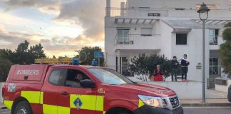 Bomberos, Protección Civil y Policía local saludan a los vecinos confinados de Formentera